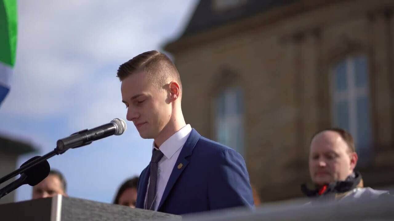 Jonas Joachim Witzgall hält eine Rede.