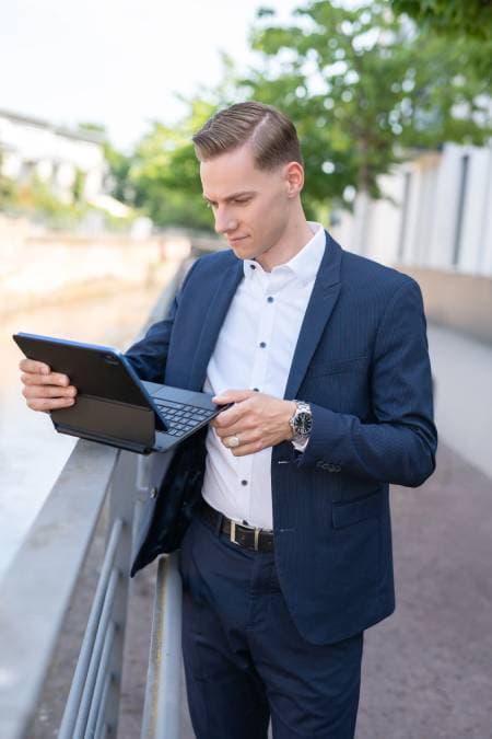 Jonas Joachim Witzgall schaut auf sein Surface